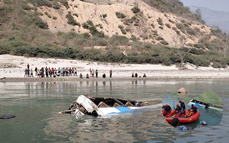  نیپال میں بس حادثہ: مسافر بس دریا میں گری،12افراد ہلاک